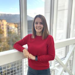 Anna-Lena Nadler smiling in front of a balcony